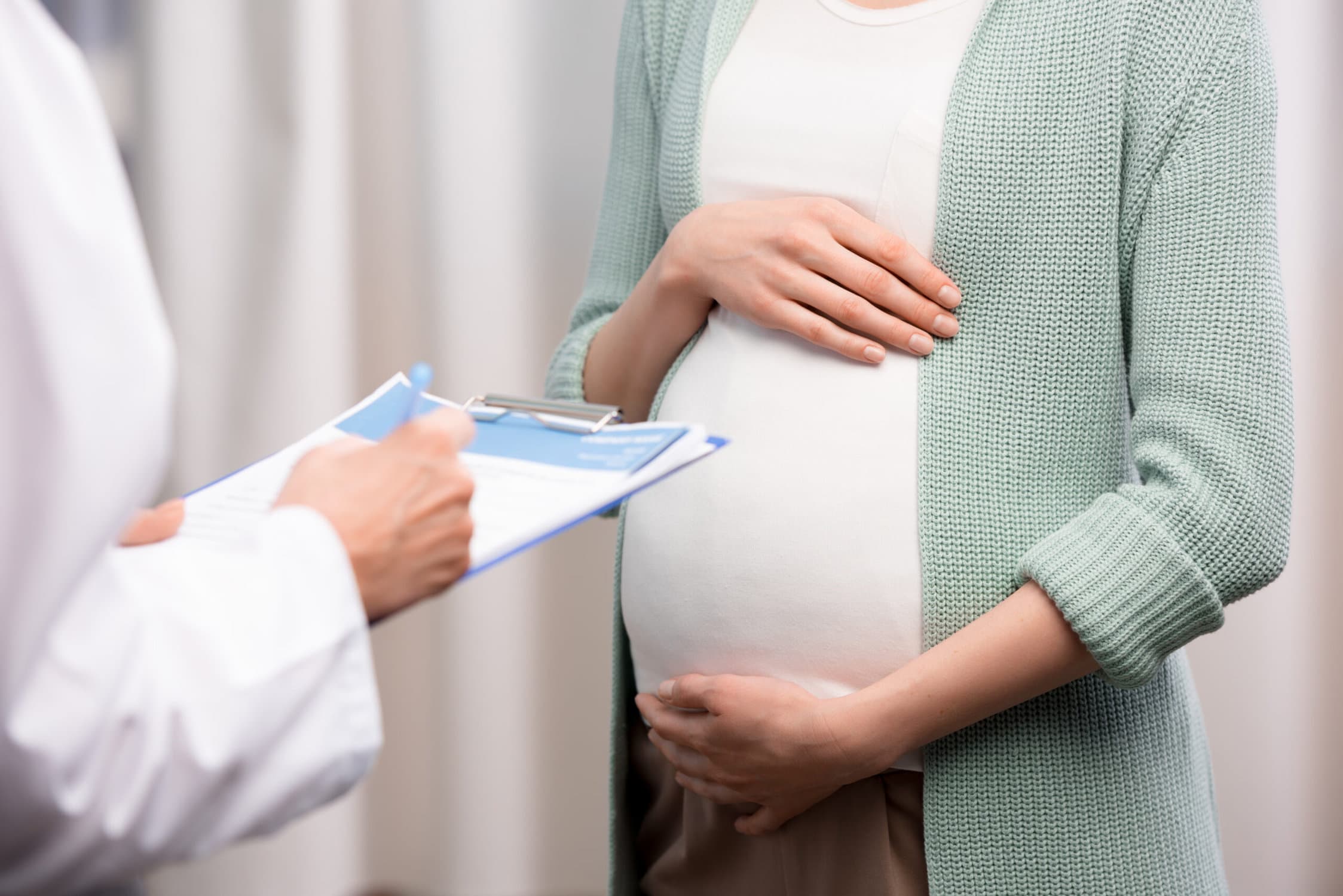 Doctor meeting with pregnant patient